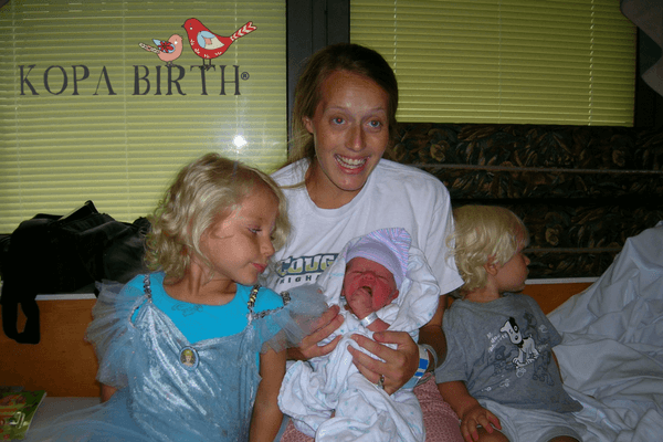 natural delivery with spontaneous pushing - the kids meet the baby